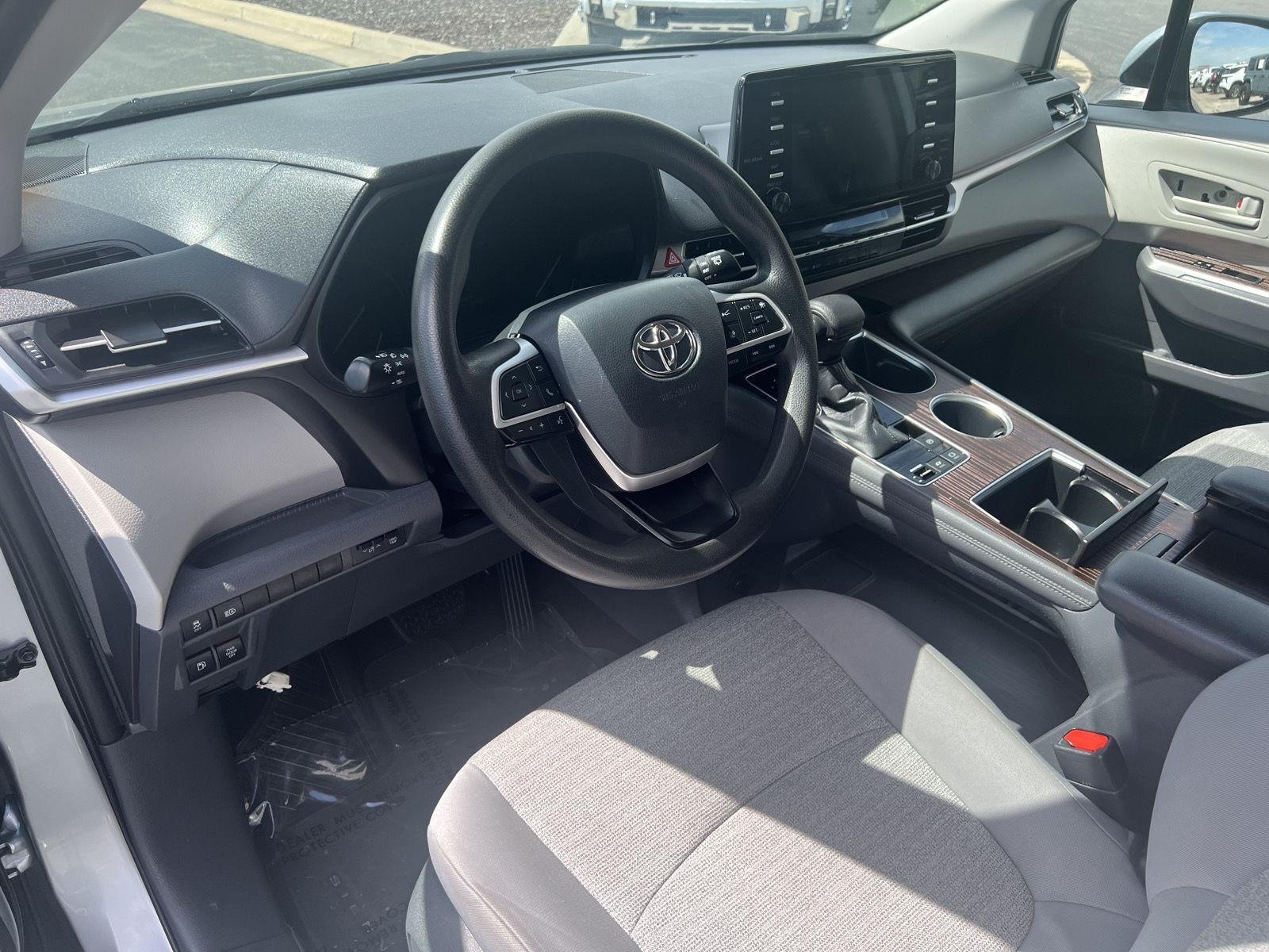 2021 Toyota Sienna LE - Photo 16
