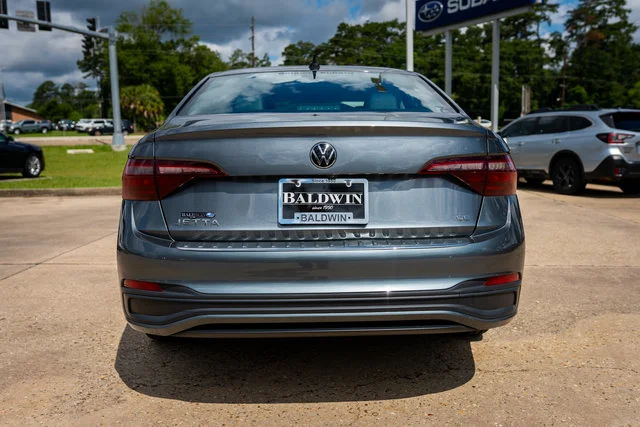 Used 2022 Gray Volkswagen SE image 5