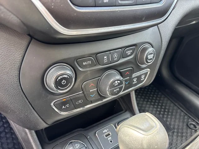 Used 2021 Green Jeep Trailhawk image 24