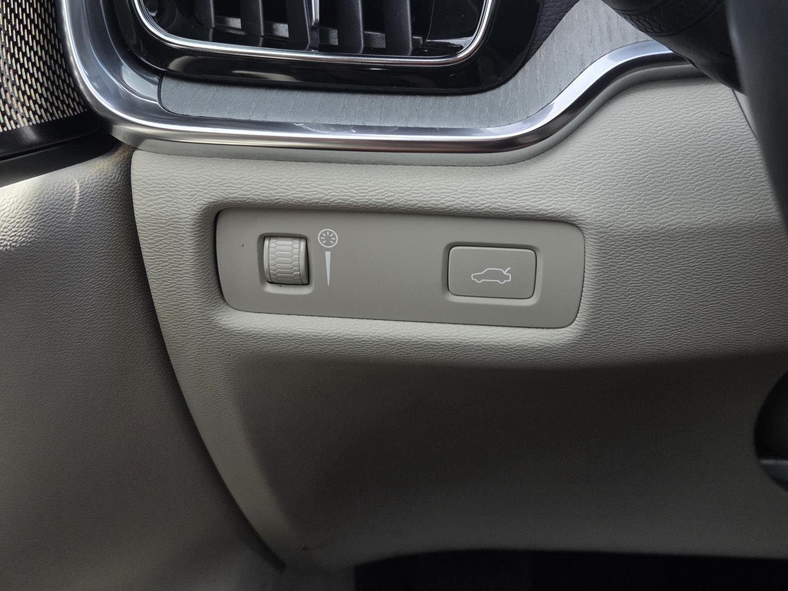 Used 2022 Crystal White Metallic Volvo Inscription image 22