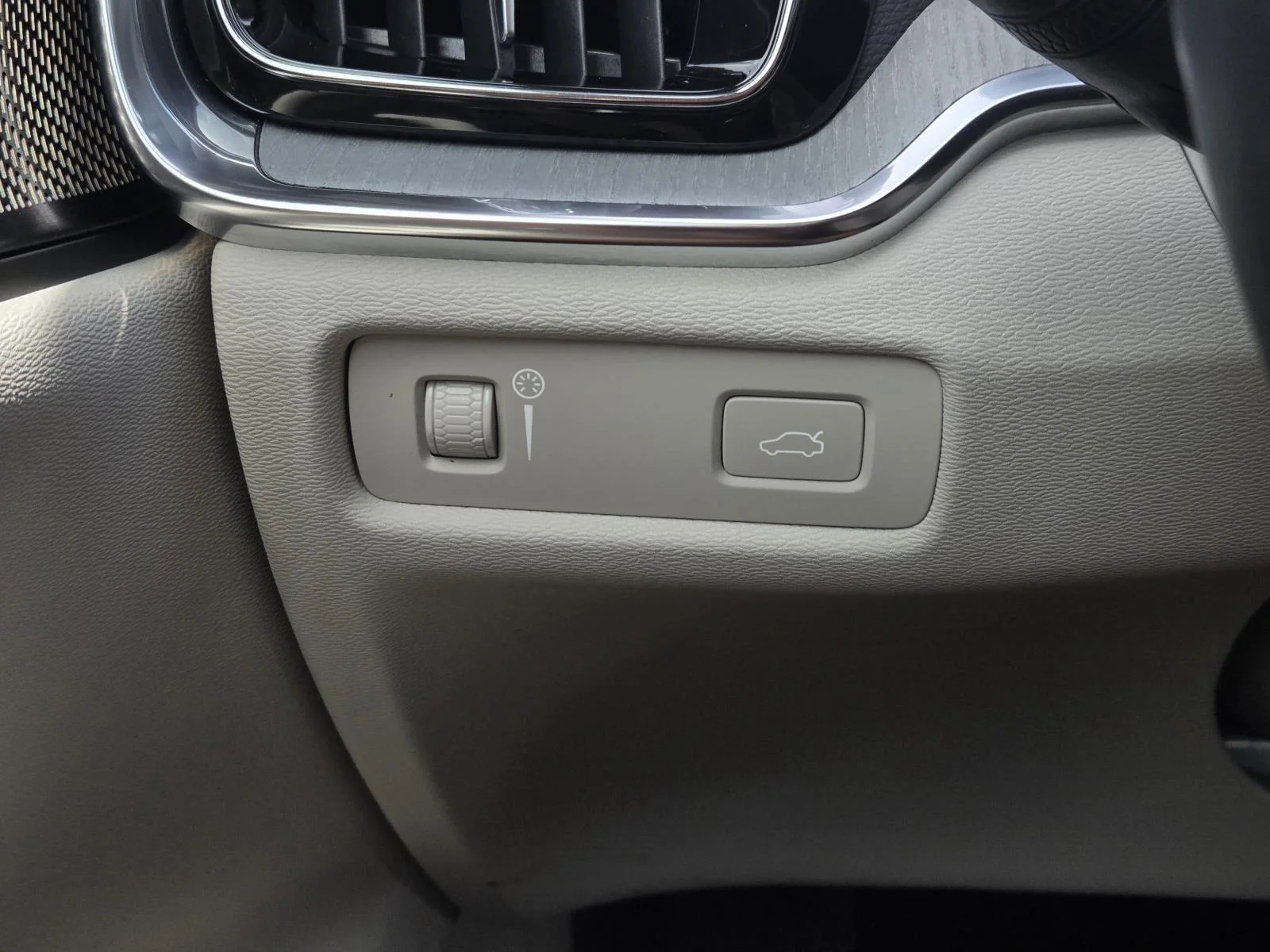 Certified Used 2022 Crystal White Metallic Volvo Inscription image 22