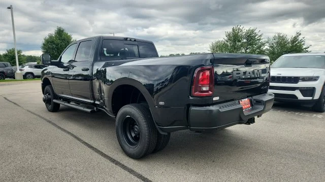 New 2027 Diamond Black Crystal Pearl-Coat Exterior Paint RAM Tradesman image 6