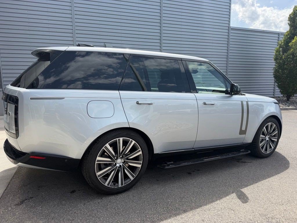Used 2023 Hakuba Silver Metallic Land Rover SE image 5
