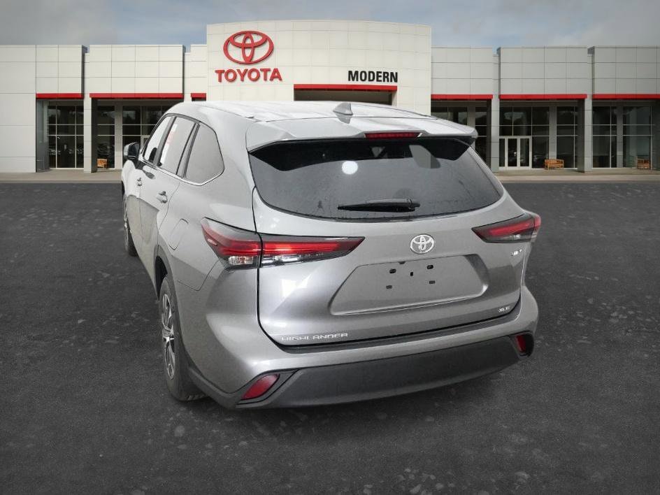 New 2026 Heavy Metallic Toyota Hybrid XLE image 14