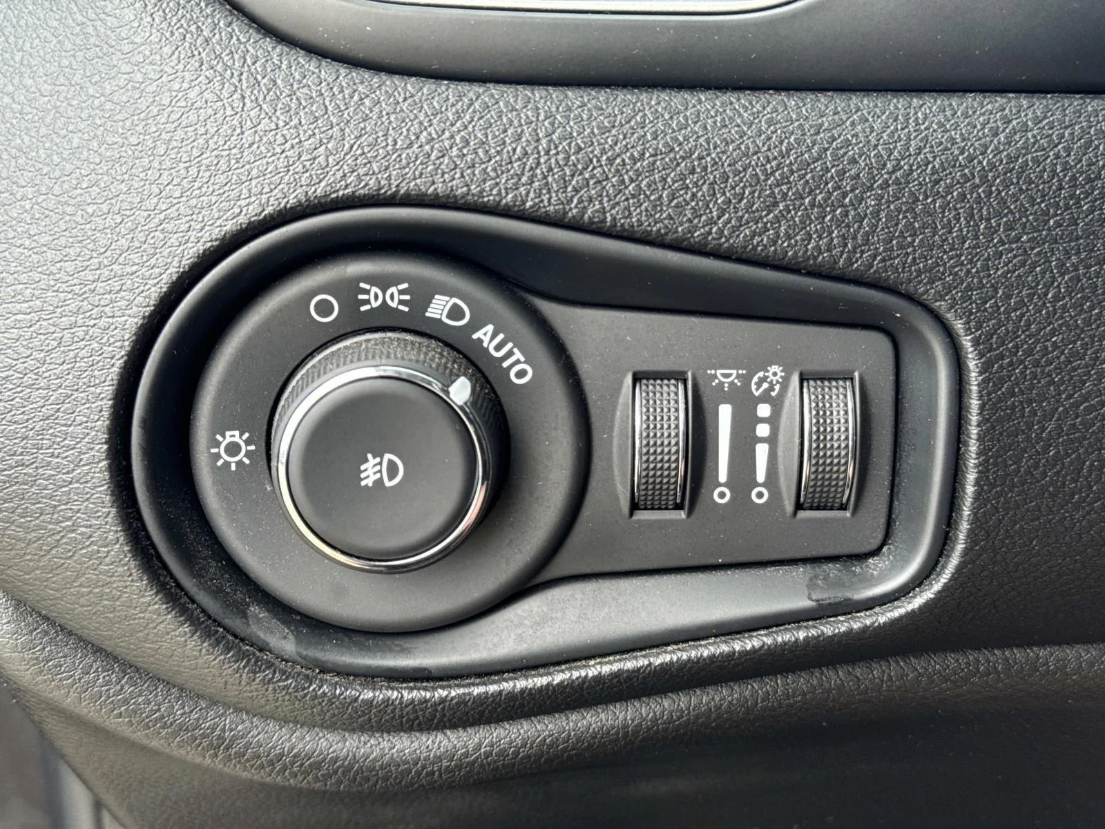 Used 2021 Granite Crystal Metallic Clearcoat Jeep Latitude FWD image 20