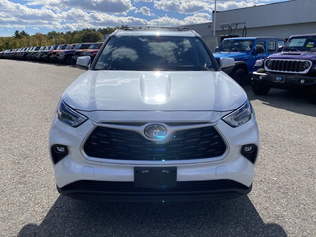 Used 2023 Beige Toyota XLE image 10