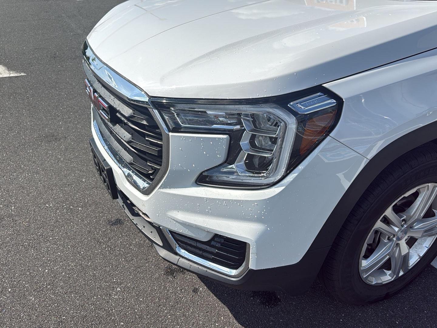 Used 2024 Summit White GMC SLE image 12