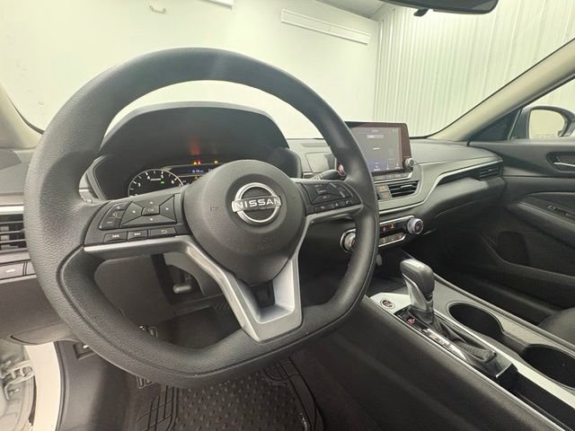 Used 2025 White Nissan 2.5 SV image 18