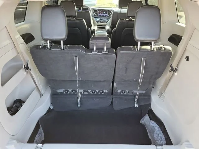 Used 2023 Granite Crystal M Chrysler Touring L image 8