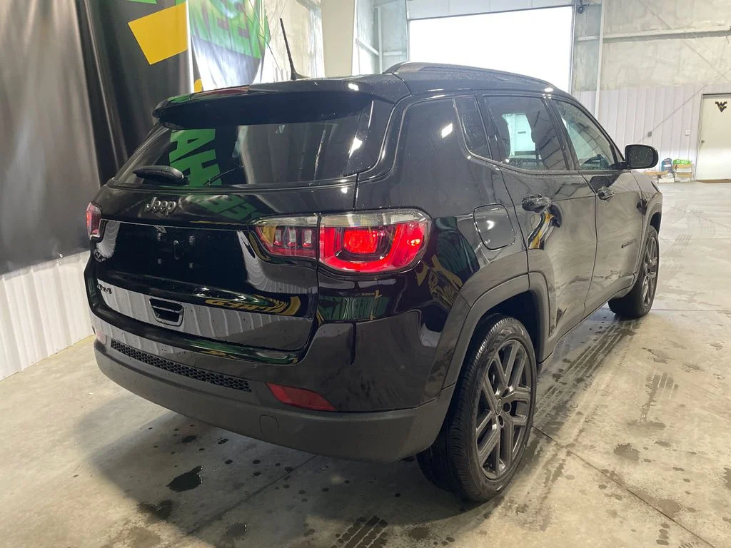 New 2026 Diamond Black Crystal Pearlcoat Jeep Latitude Altitude image 5