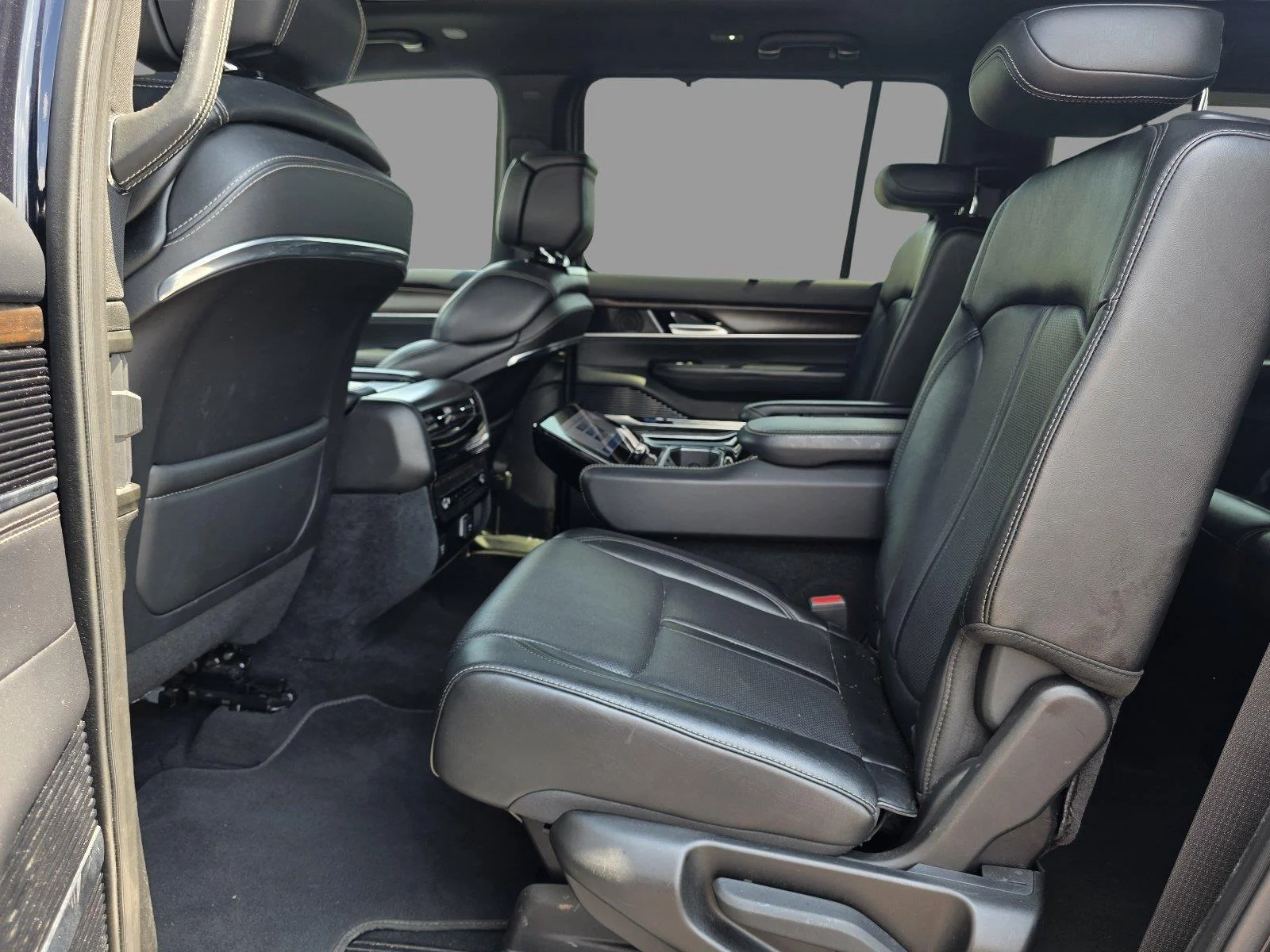 Used 2024 Midnight Sky Jeep 4x4 image 27