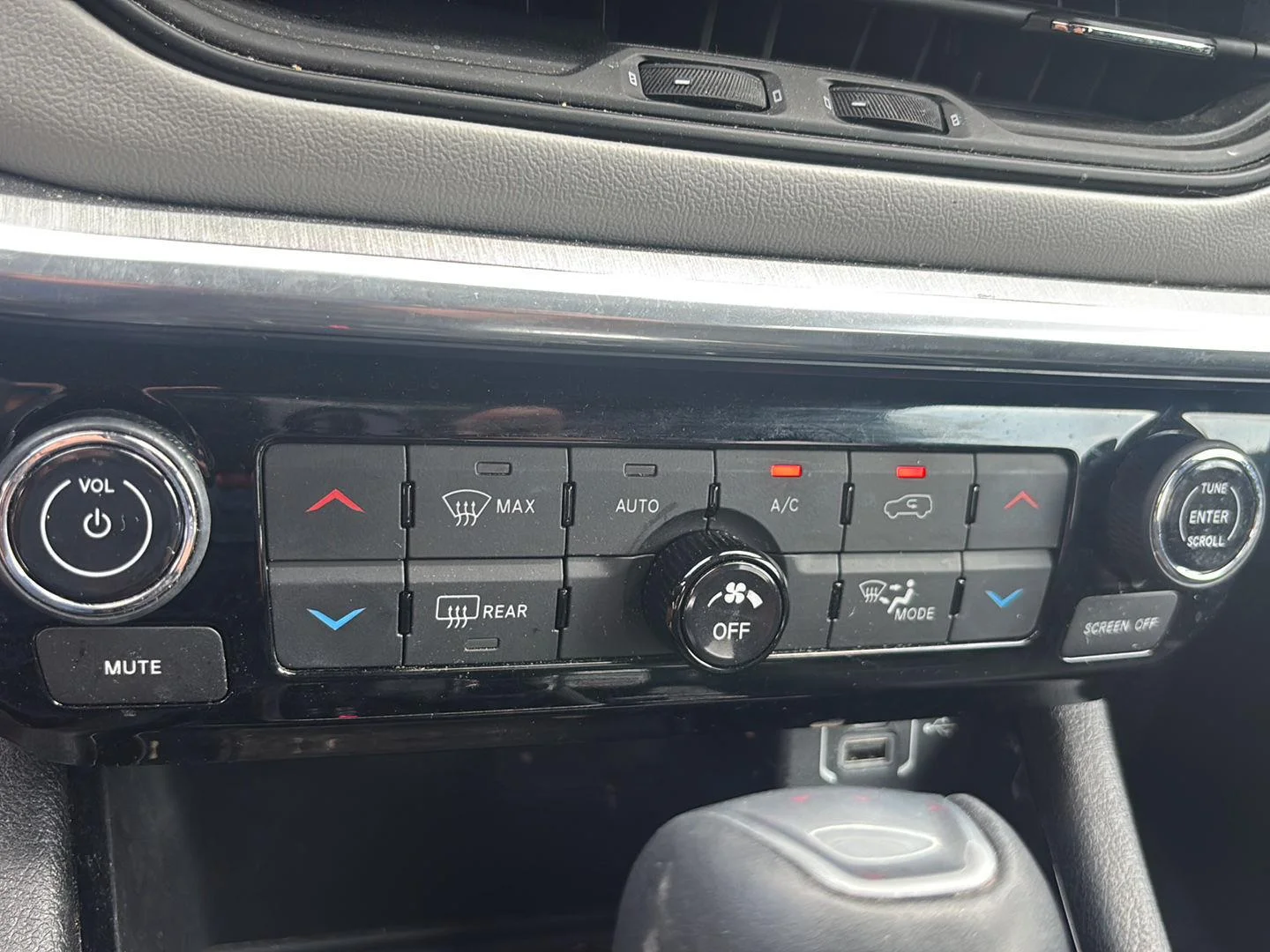 Used 2024 Bright White Clearcoat Jeep Limited image 19