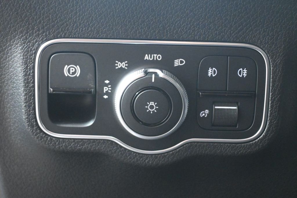 Used 2026 Polar White Mercedes-Benz GLB 250 image 25
