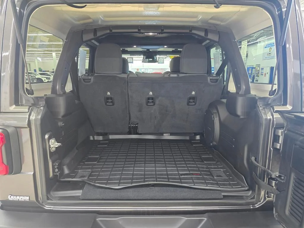Used 2025 Granite Crystal Clearcoat Metallic Jeep Rubicon image 9