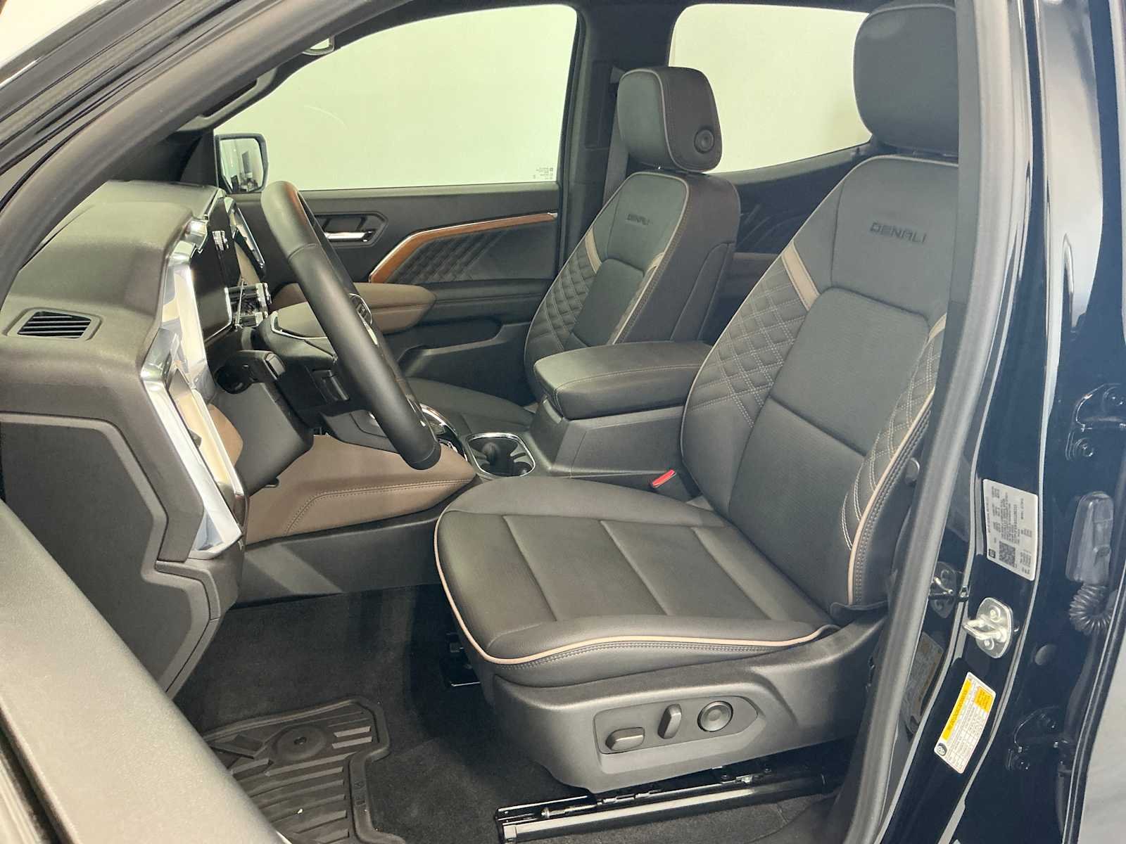 Used 2025 Onyx Black GMC 4WD Denali image 11