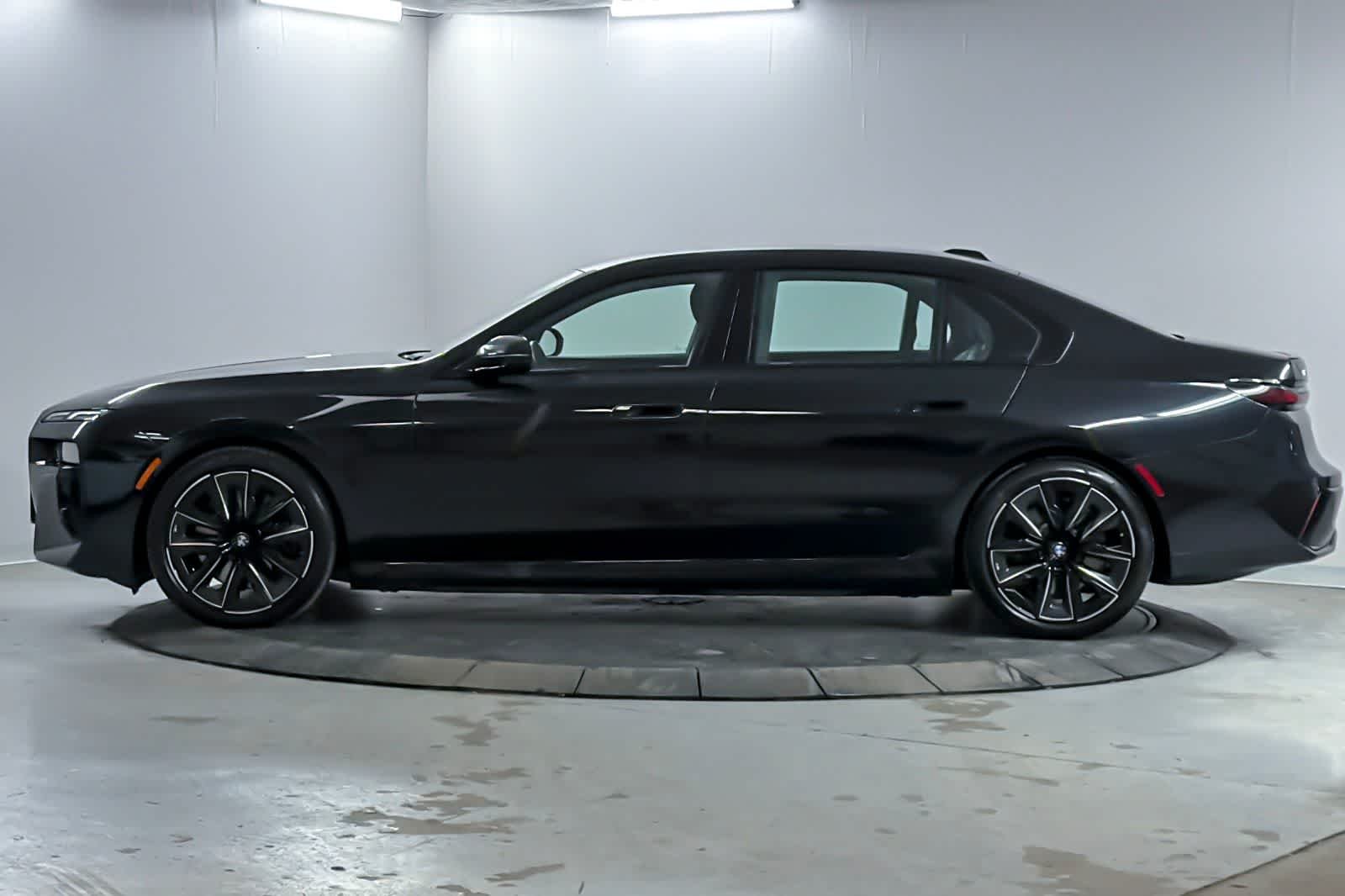Used 2025 Black Sapphire Metallic BMW xDrive60 image 5