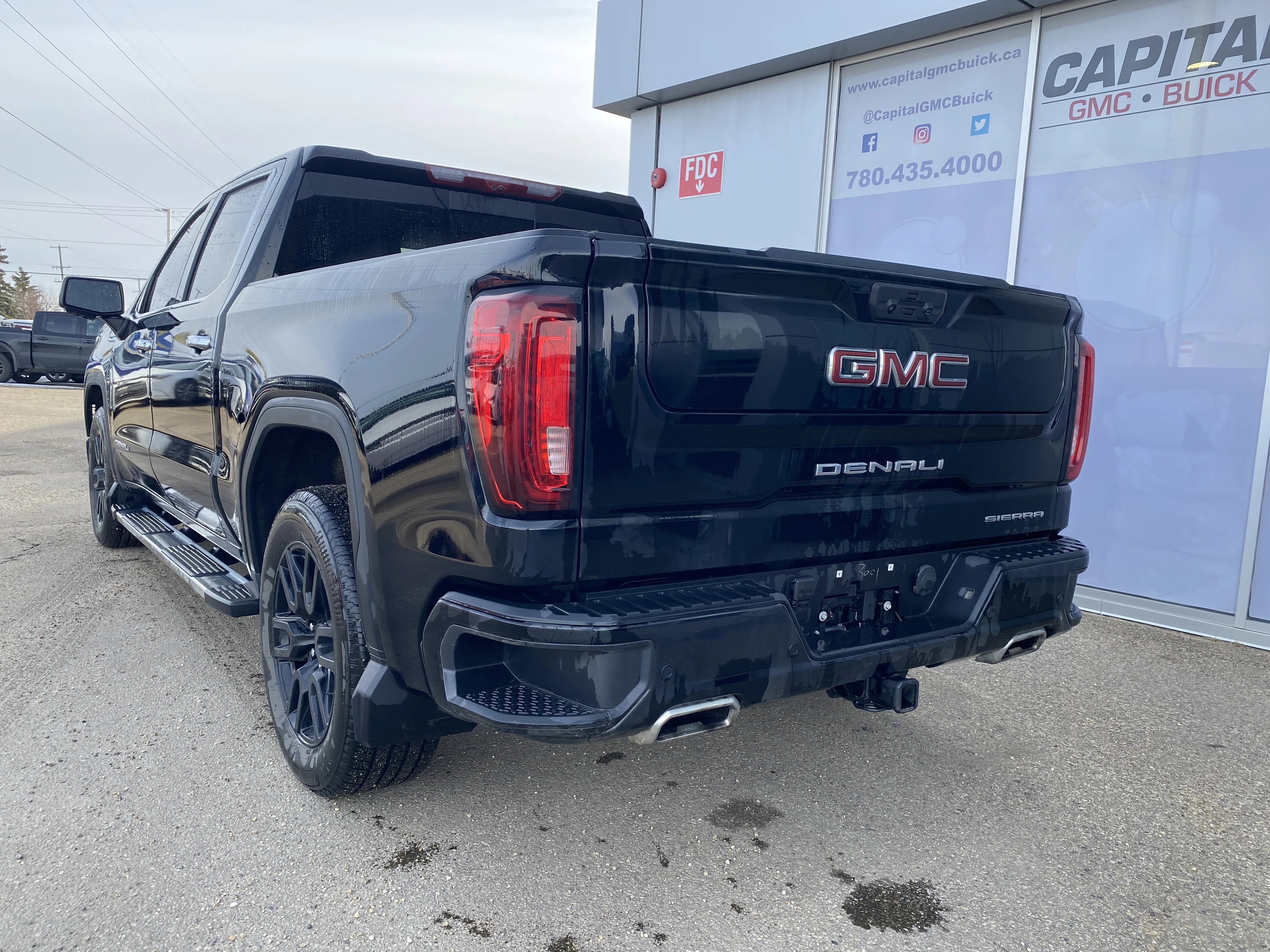 Certified Used 2025 Black GMC Crew Cab Denali * 6.2L V8 *360 CAMERA * HEAD UP DISPLAY * image 3