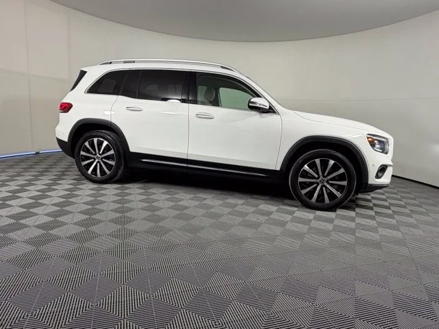 Used 2022  Mercedes-Benz GLB 250 image 10