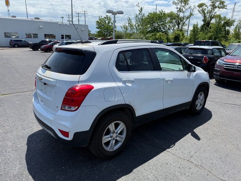 Used 2018 Summit White Chevrolet LT image 3