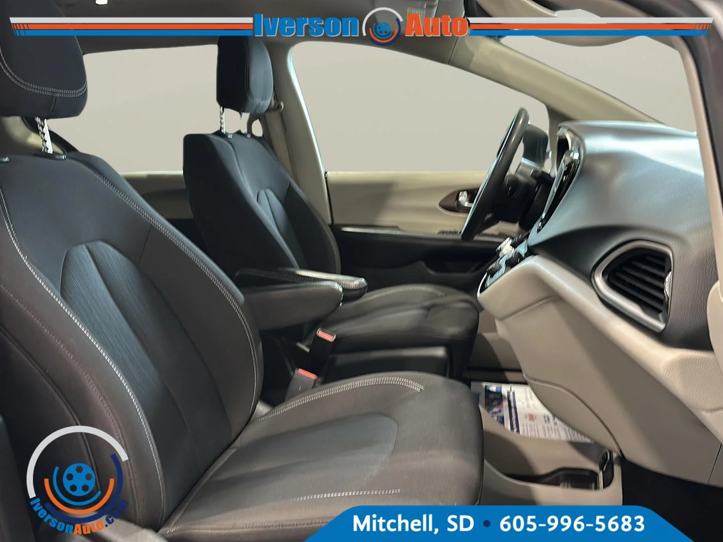 Used 2023 Silver Mist Clearcoat Chrysler LX image 31