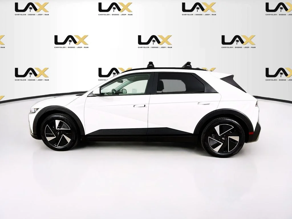 Used 2025 White Hyundai SEL image 4