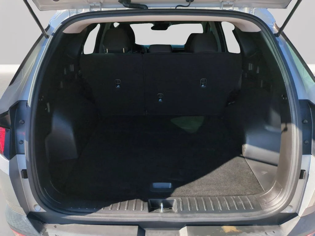 Used 2023 Silver Hyundai SE image 9