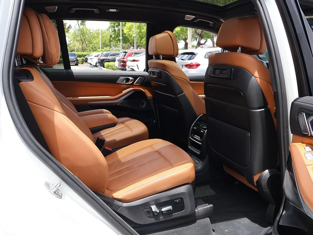 Used 2021 White BMW M50i image 40