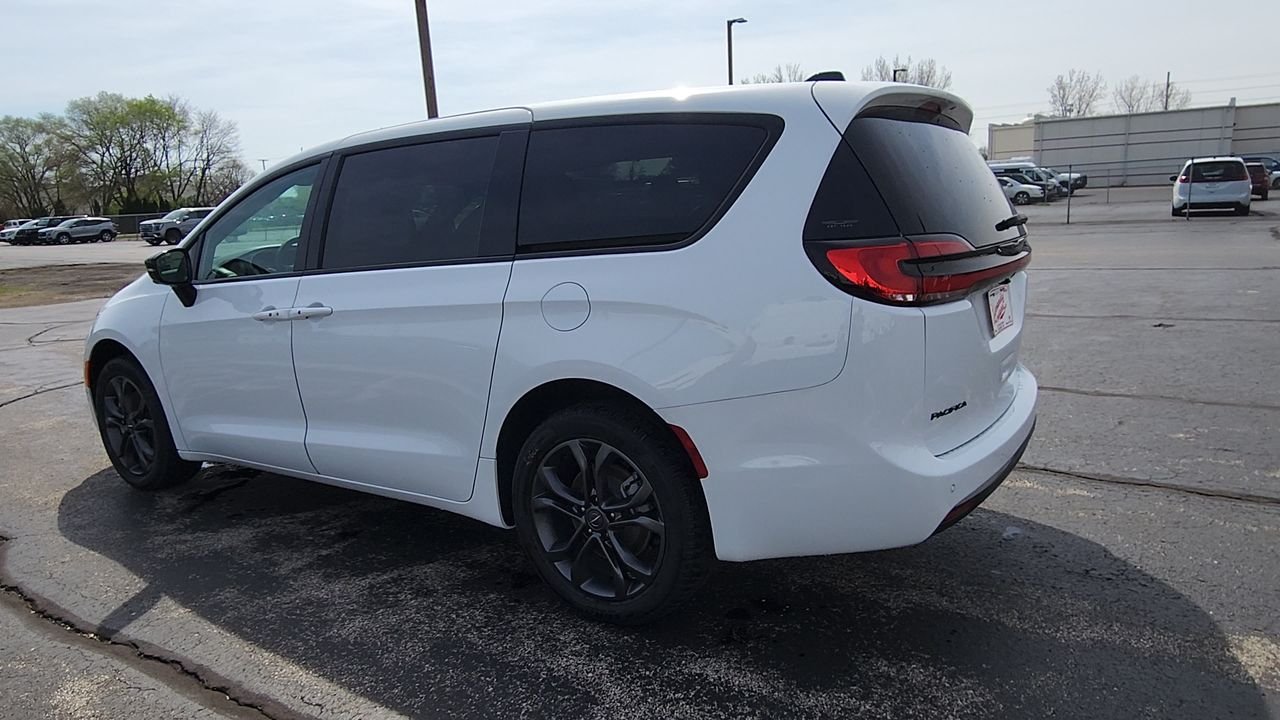 New 2026 Bright White Clear-Coat Exterior Paint Chrysler Select image 6