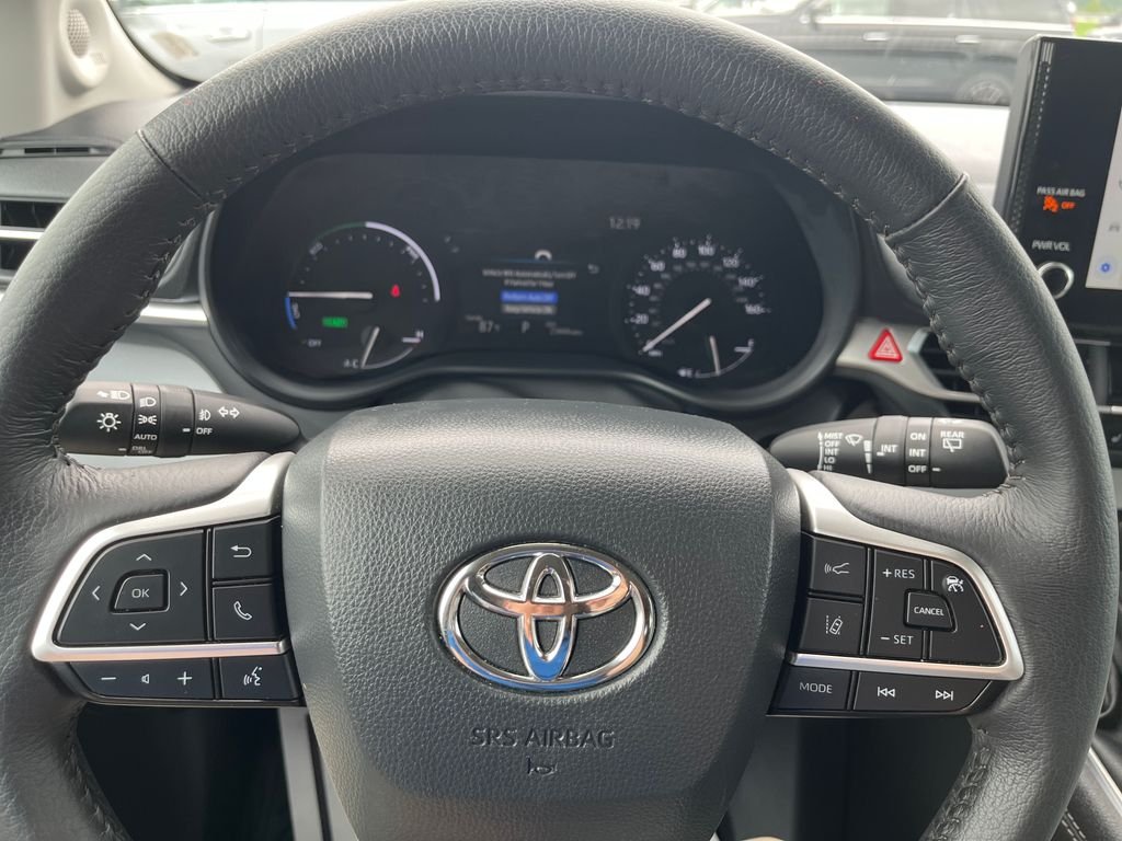 Used 2025 Green Toyota XLE image 14