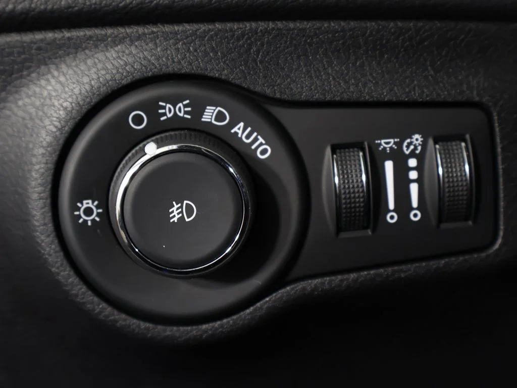Used 2019 Laser Blue Pearlcoat Jeep Latitude image 33