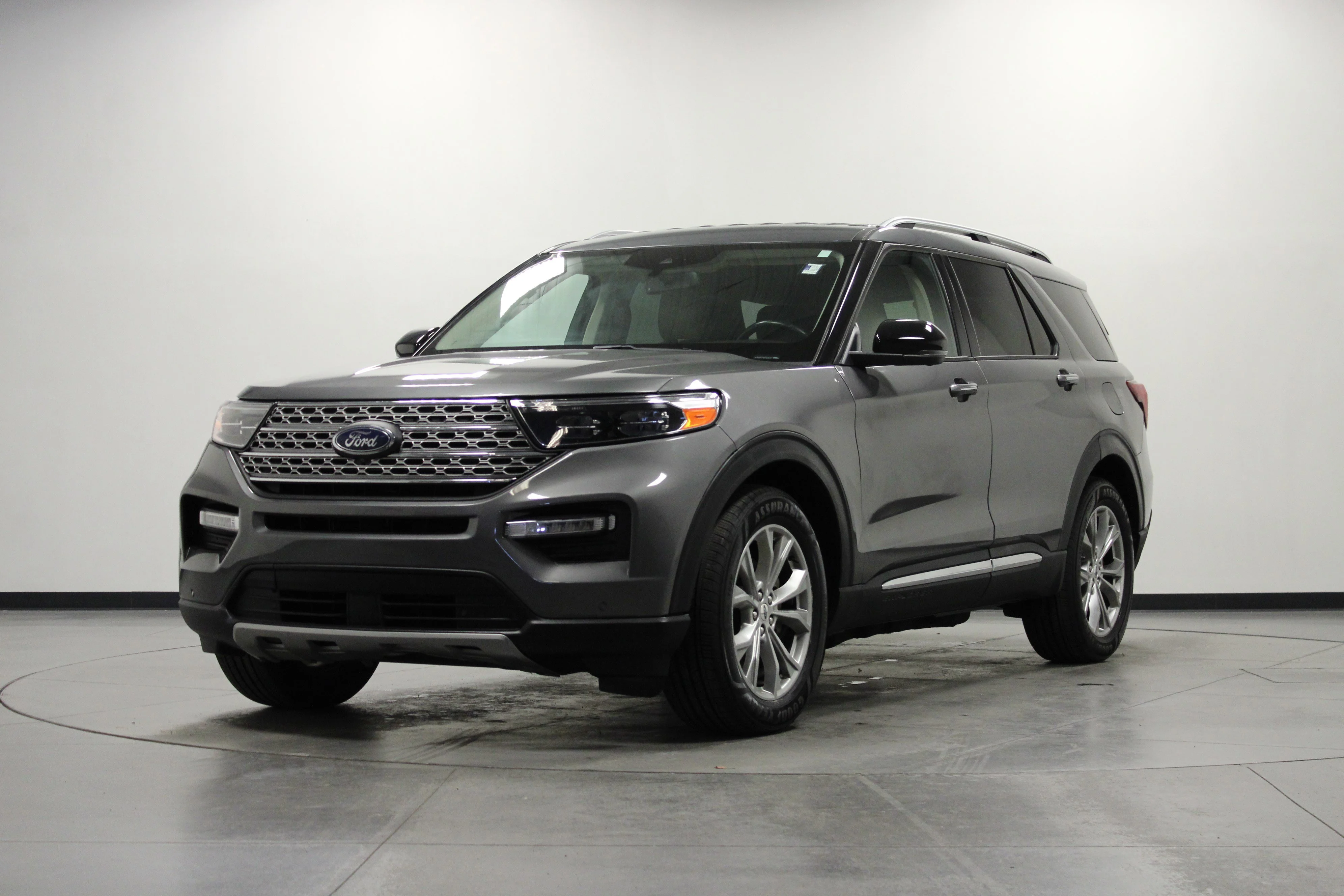 Used 2023 Gray Metallic Ford Limited image 8