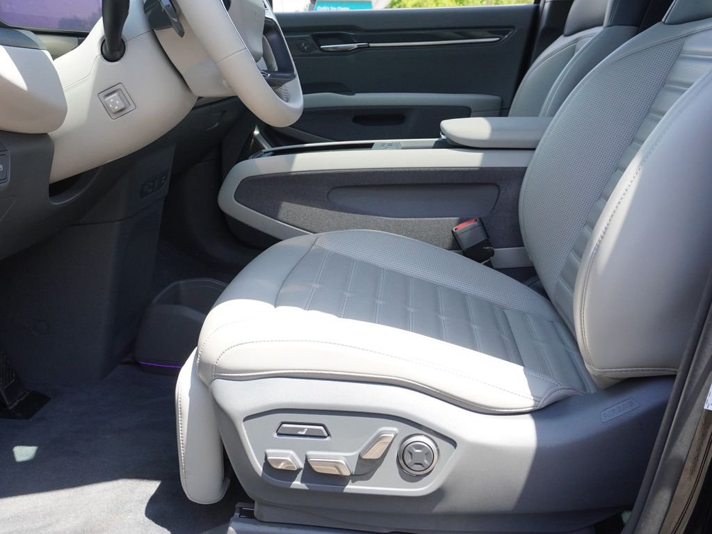 Used 2024 Black Kia Land image 33