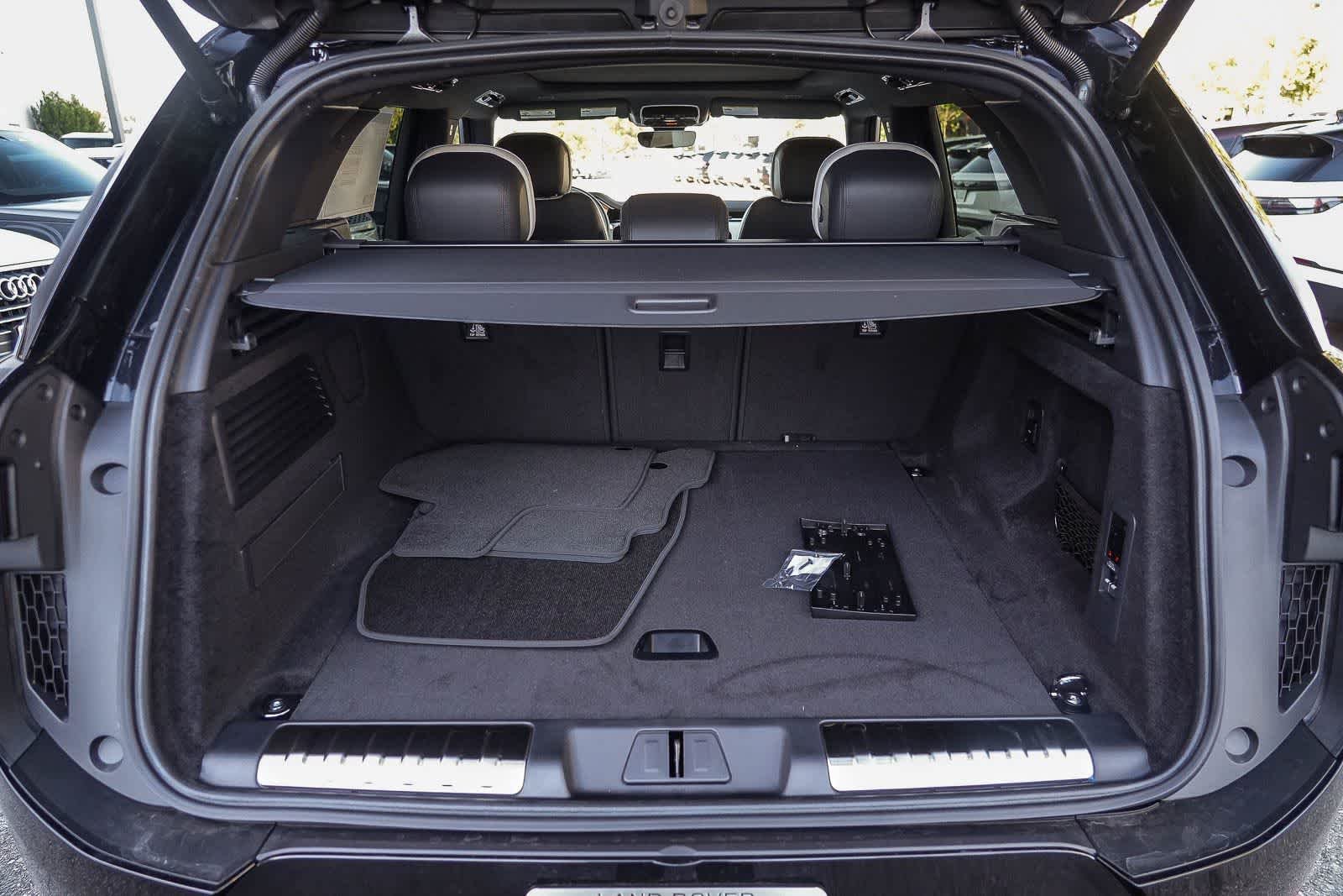 New 2026 Santorini Black Land Rover Dynamic SE image 26