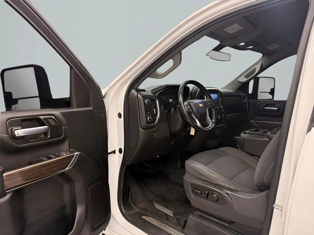 Used 2021 White Chevrolet LT image 9