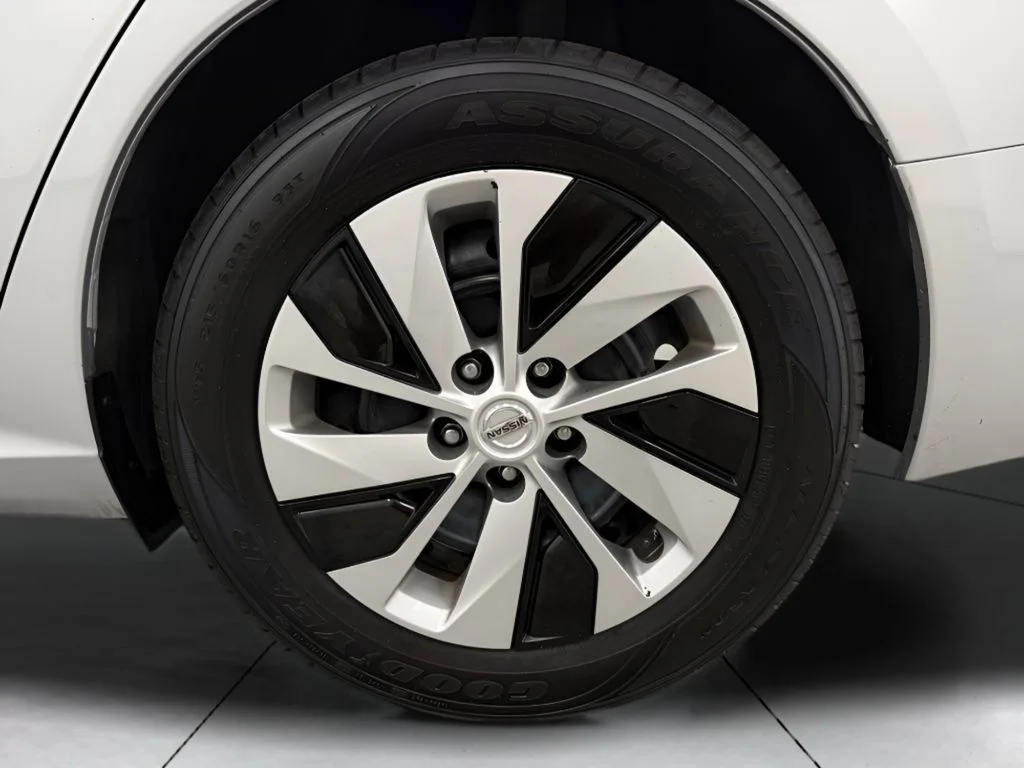 Used 2022 Silver Nissan 2.5 S image 29