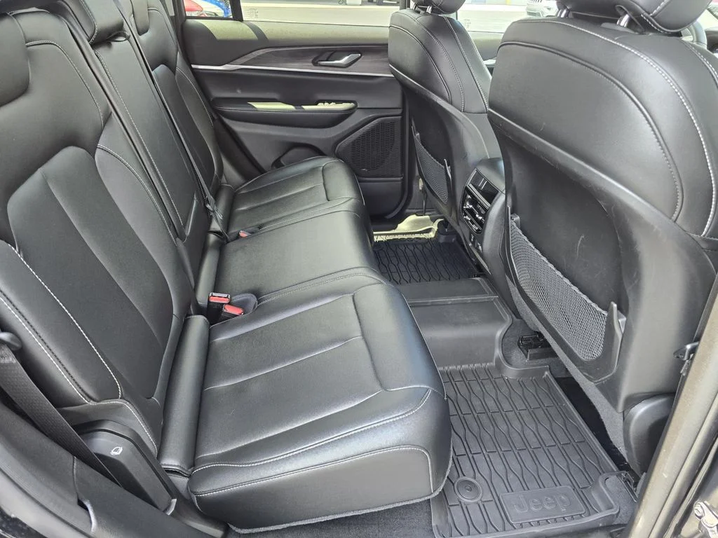 Used 2023 Diamond Black Crystal Pearlcoat Jeep Limited image 21