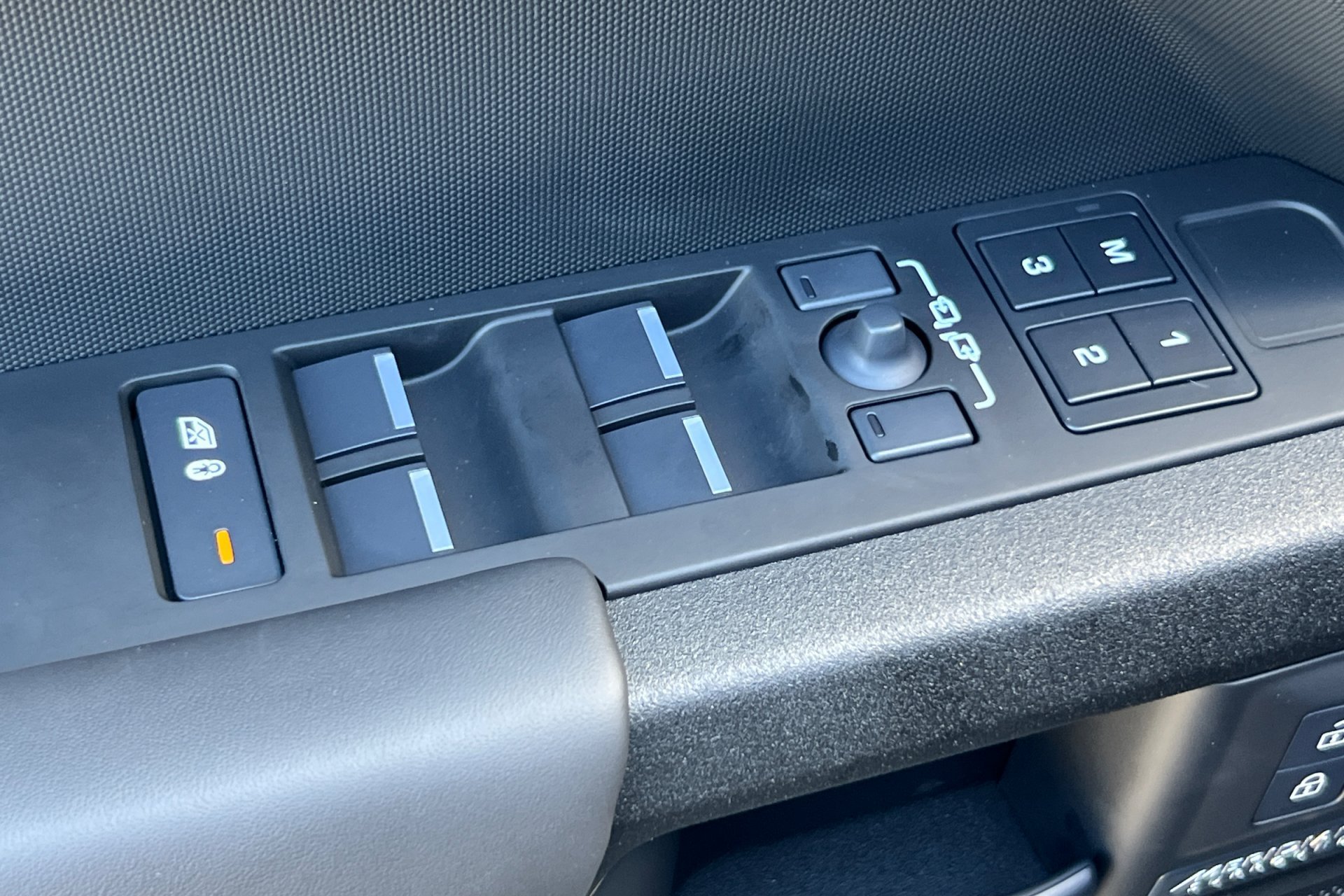 2026 Land Rover Defender OCTA Black - Photo 15