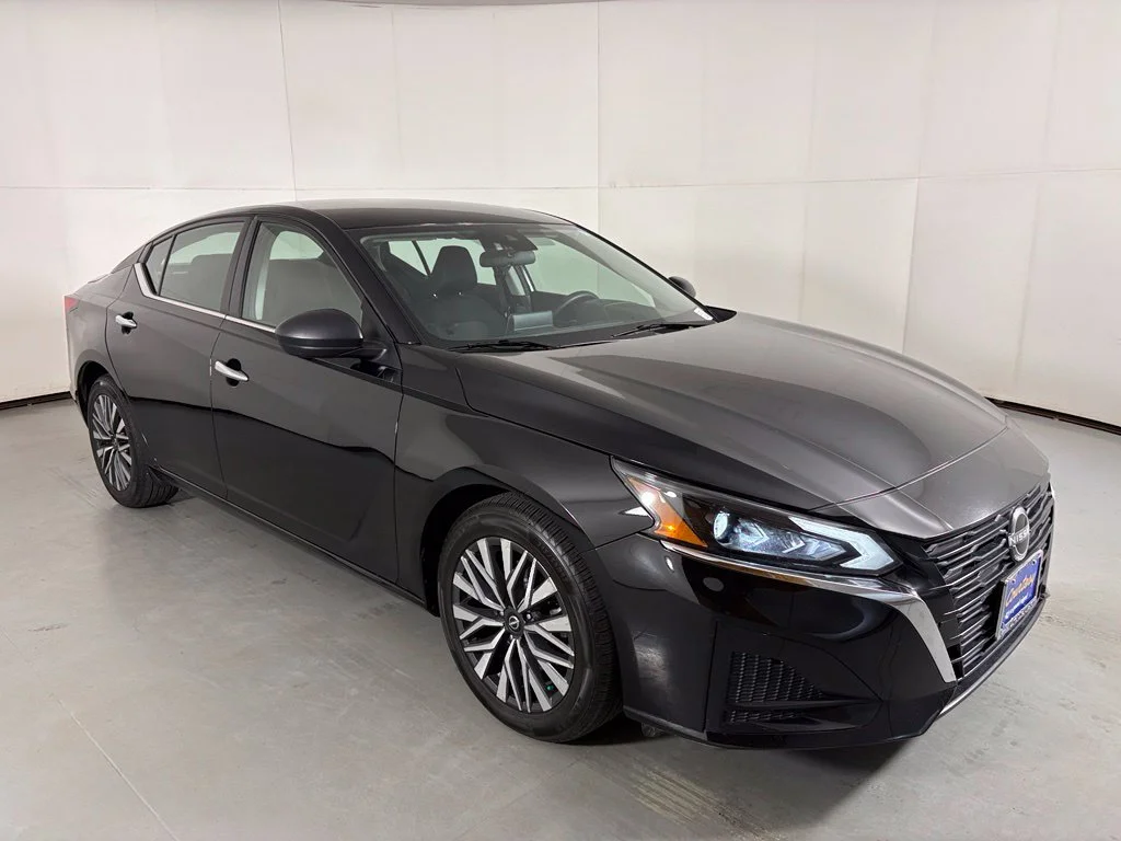 Used 2024 Black Nissan 2.5 SV image 2