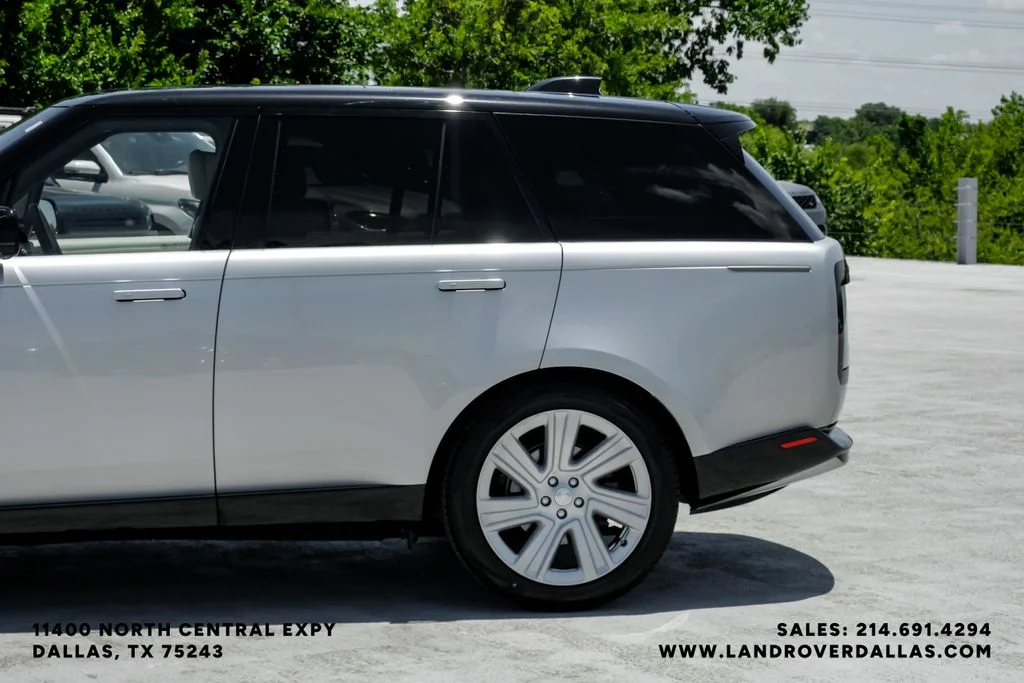 Used 2023 Hakuba Silver Metallic Land Rover SE image 11