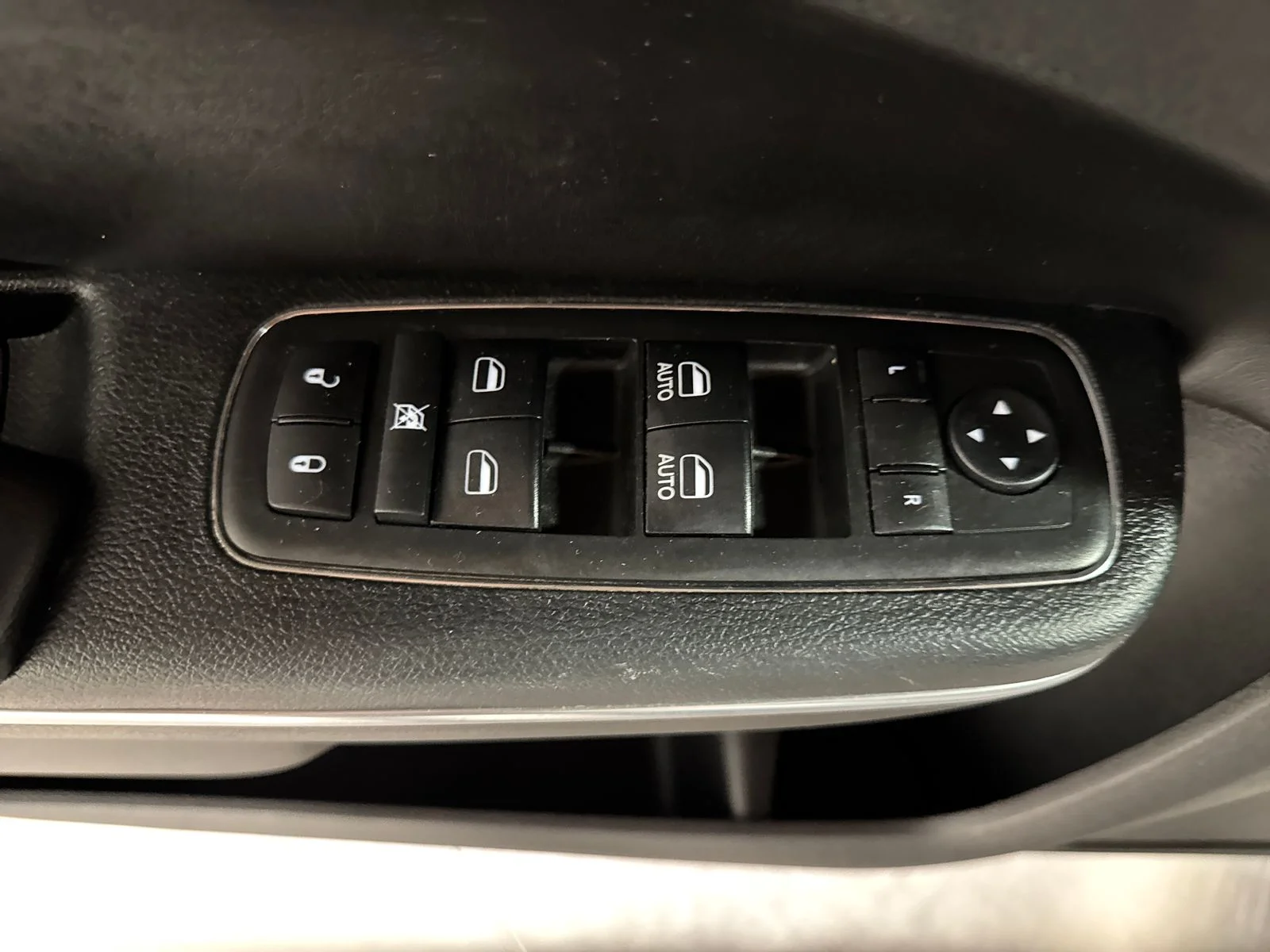 Used 2018 Bright White Clearcoat Chrysler Touring image 18