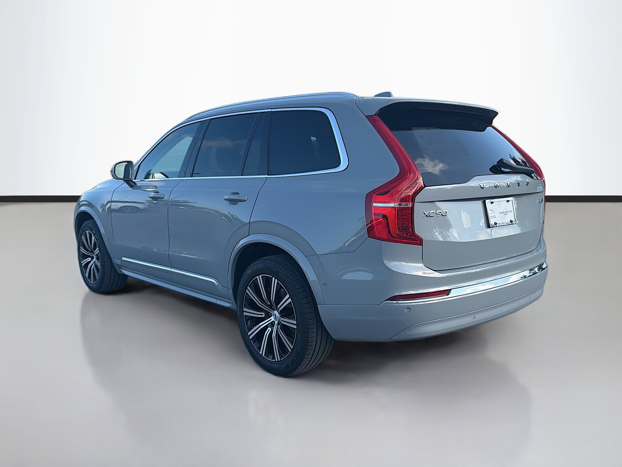 Used 2024 Vapour Gray Metallic Volvo Plus Bright Theme image 3