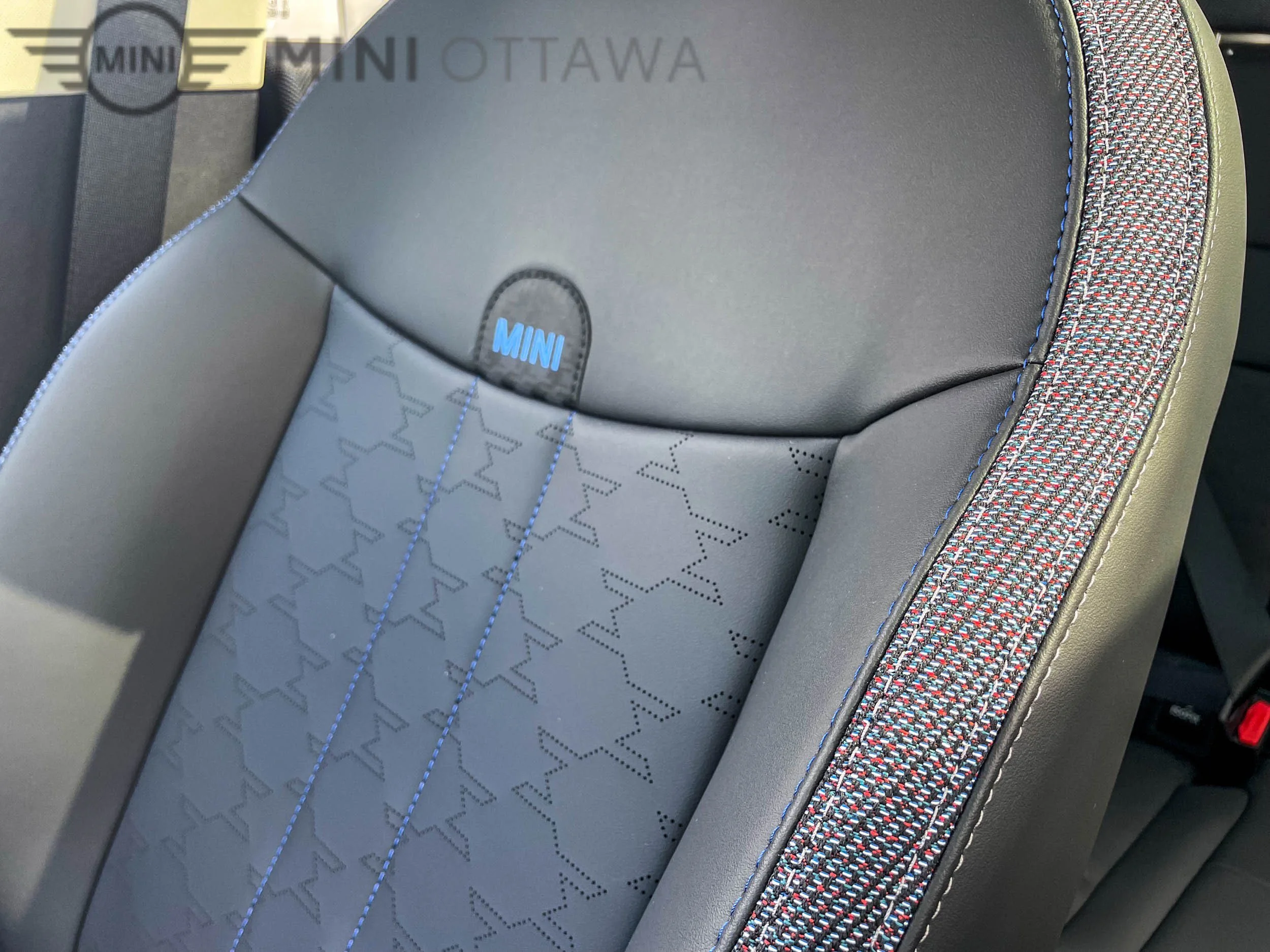 New 2027 Midnight Black II Metallic MINI SE image 4
