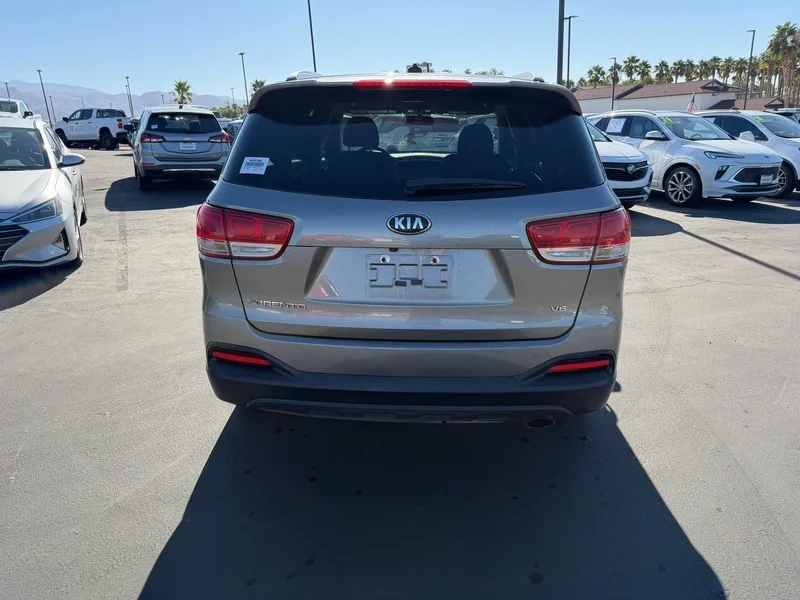 Used 2018 Titanium Silver Kia LX V6 image 4