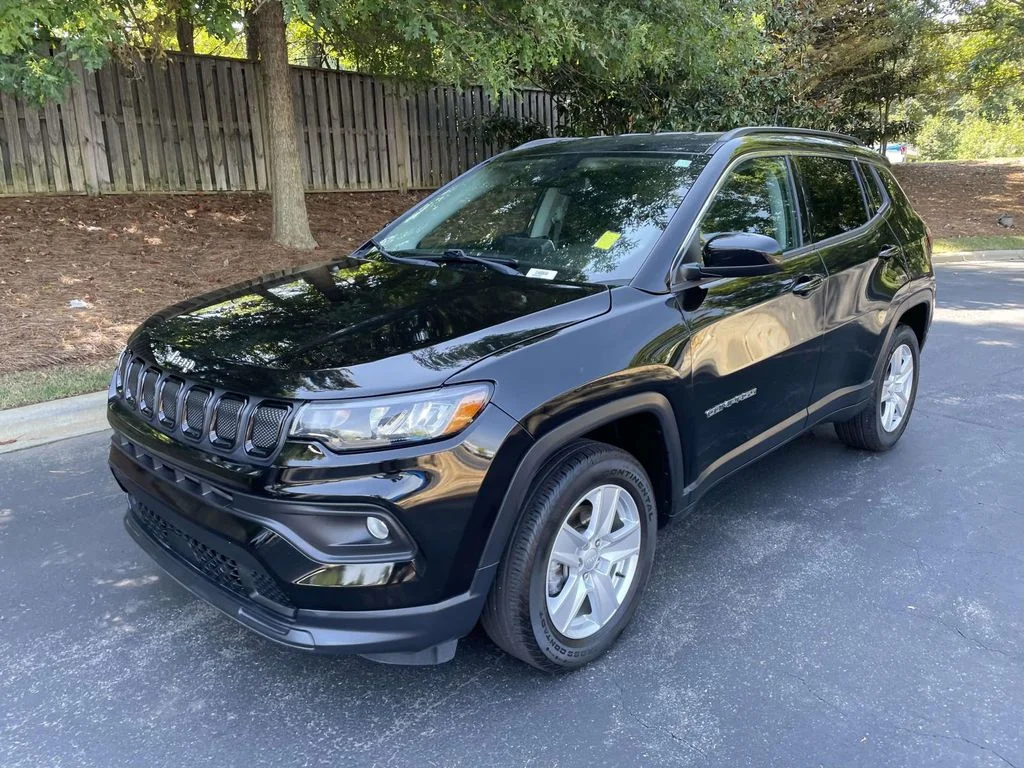 Used 2022 Black Jeep Latitude 4x4 image 3