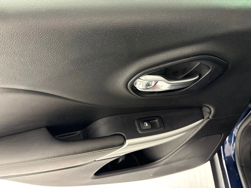 Used 2018 Blue Jeep Latitude Plus image 17