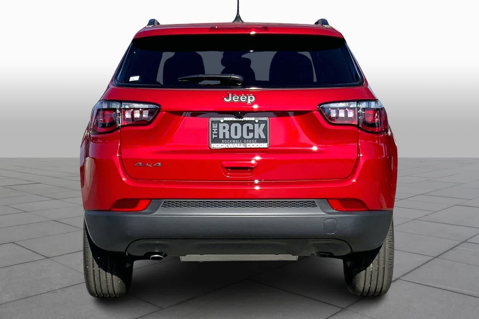 New 2026 Red Hot Pearl-Coat Exterior Paint Jeep Latitude image 4