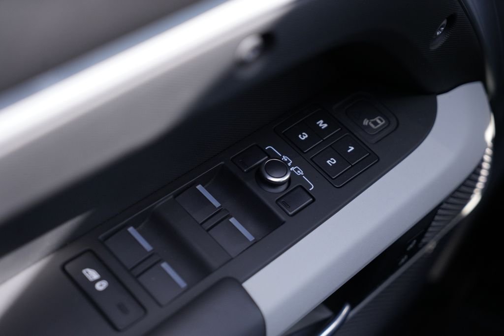 Used 2022 Silver Land Rover XS Edition image 19