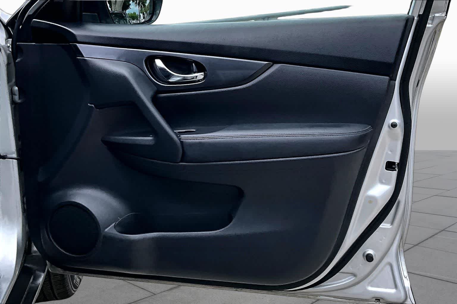 Used 2020 Brilliant Silver Metallic Nissan SV image 27