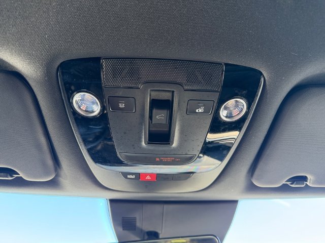 Used 2025 White Kia X-Line image 28