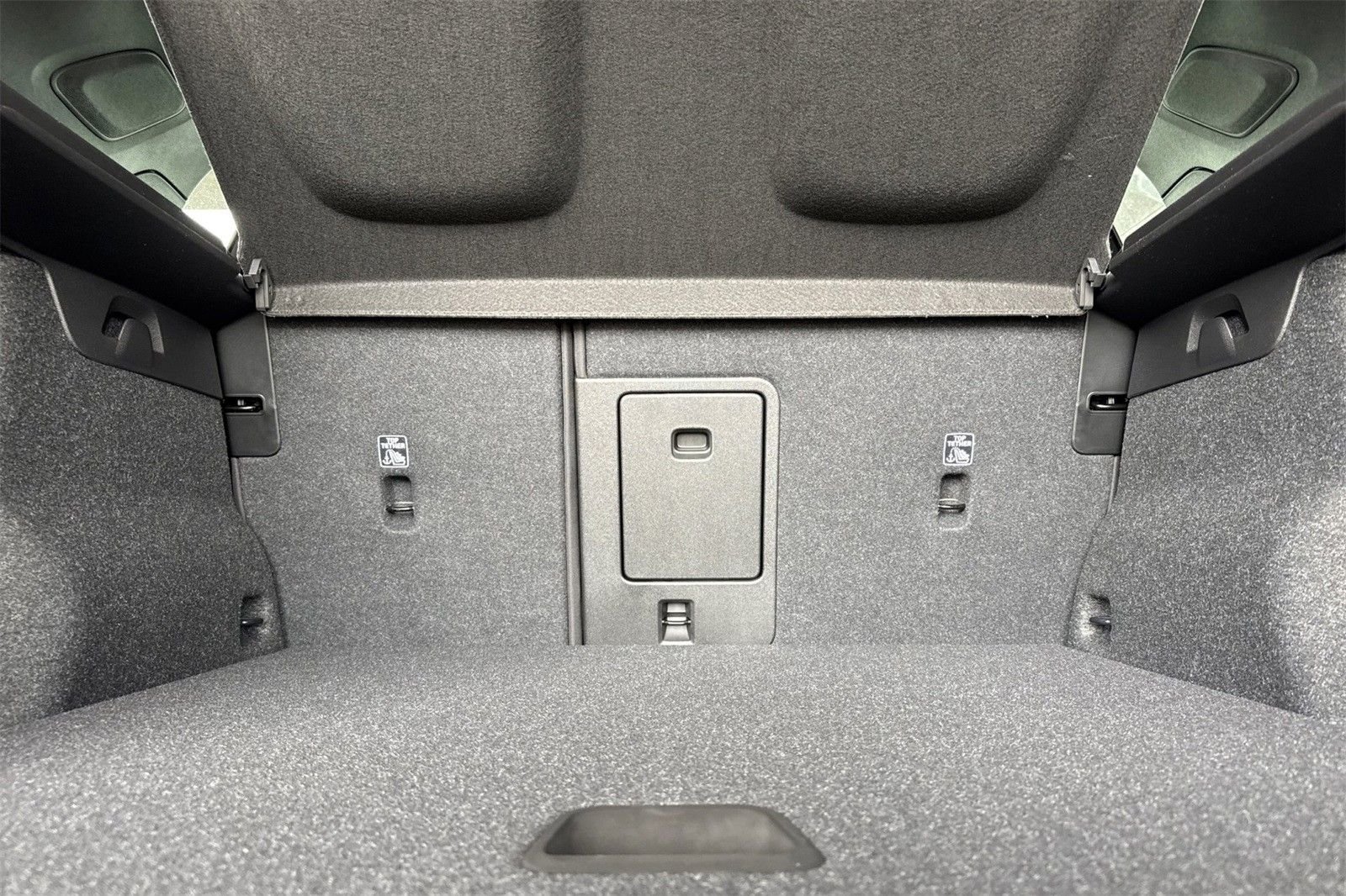 2025 Volvo XC40 Core - Photo 14